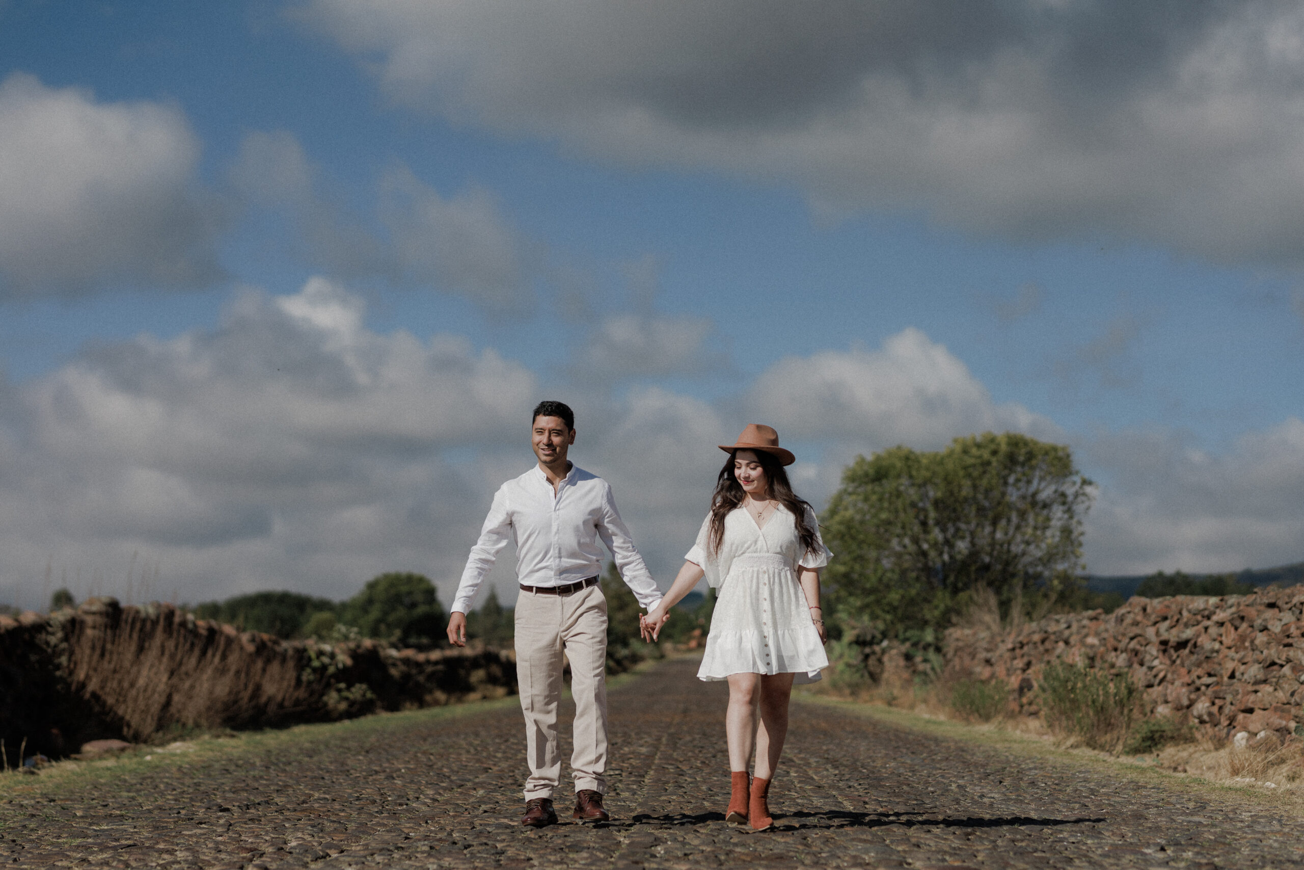 pareja feliz en el bosque en la pre boda.