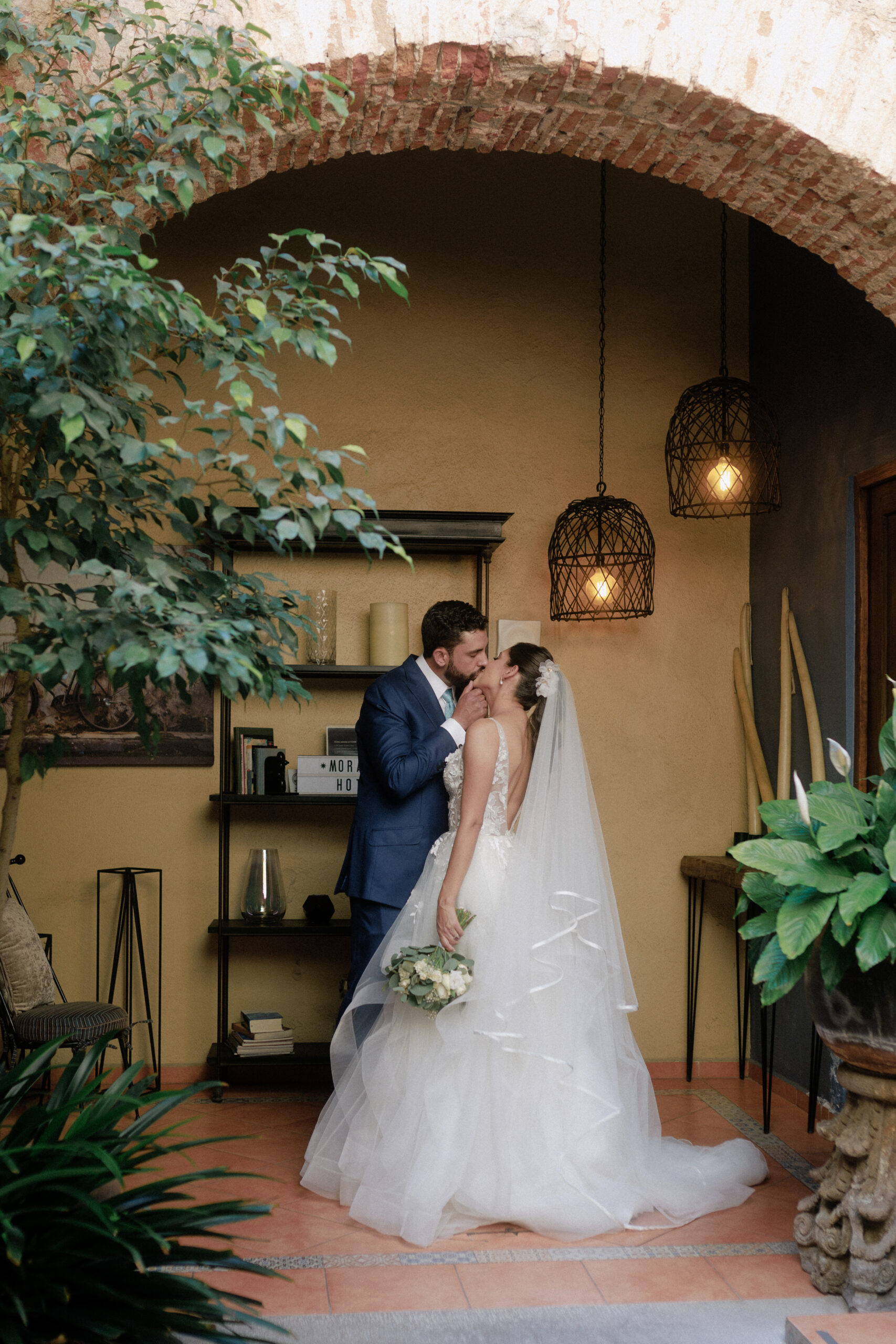 novia disfrutando del momento con su novio y un gran beso